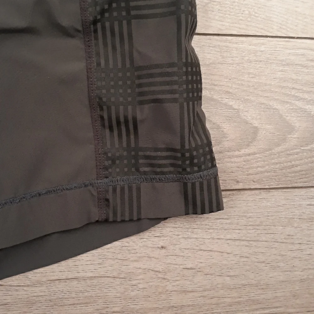 LULULEMON Grey Black Plaid Sz‎ Medium Mens Athletic Shorts